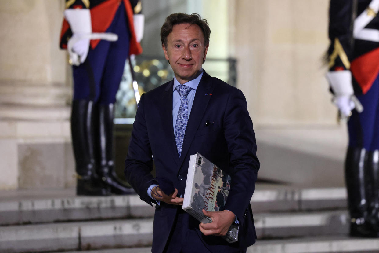 Franco-Luxembourger television and radio host, writer, Stephane Bern looks on before a dinner at the Elysee Palace in Paris, on September 27, 2021. (Photo by Thomas COEX / AFP)