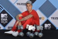 Geschätzt an die 60 Tattoos hat sich Teenie-Schwarm Justin Bieber bereits stechen lassen. Viele Tiere wie einen Bären sowie spirituelle und musikalische Symbole wie einen Notenschlüssel oder ein Kreuz findet man auf seinem Körper, aber auch Schriftzüge wie "Patience" (Geduld), "Forgive" (Vergebe) und "Love" (Liebe).