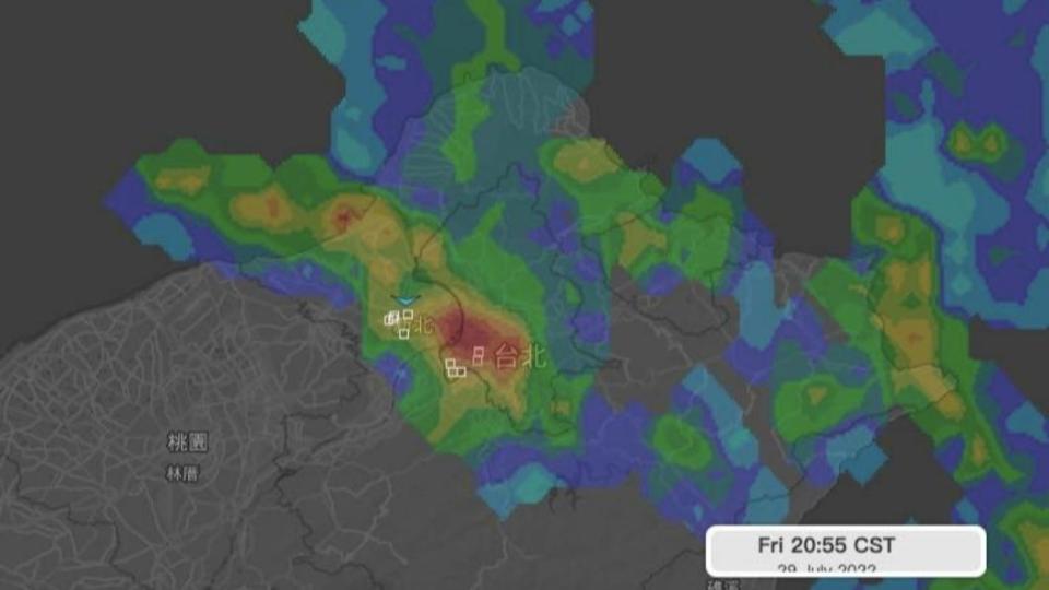 雙北地區今晚降下大雷雨。（圖／翻攝自天氣風險臉書粉專）