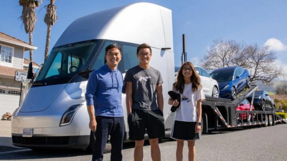 Semi Truck在2019年時也曾載著一票Model 3前往展間交車。(圖片來源/ 翻攝自推特@Tesla)