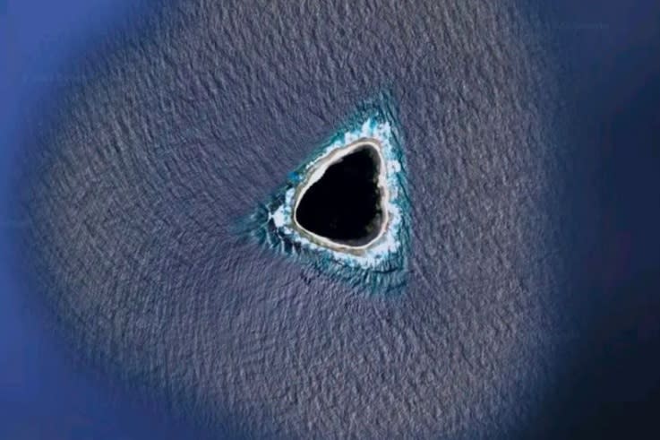 Google Maps上驚見一處全黑的島嶼。（圖／翻攝自Reddit）