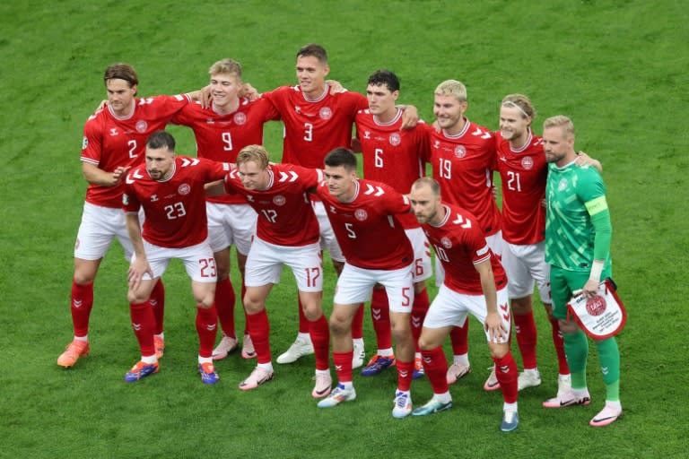 El once inicial de Dinamarca posa para la foto antes del partido contra Inglaterra del grupo C de la Eurocopa, el 20 de junio de 2024 en la ciudad alemana de Fráncfort (Daniel Roland)