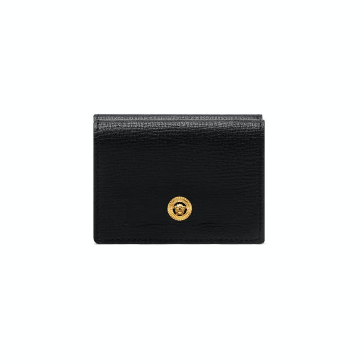 Versace 這款簡約的黑色短夾，運用品牌梅杜莎頭像小 logo 做裝飾  source：Versace