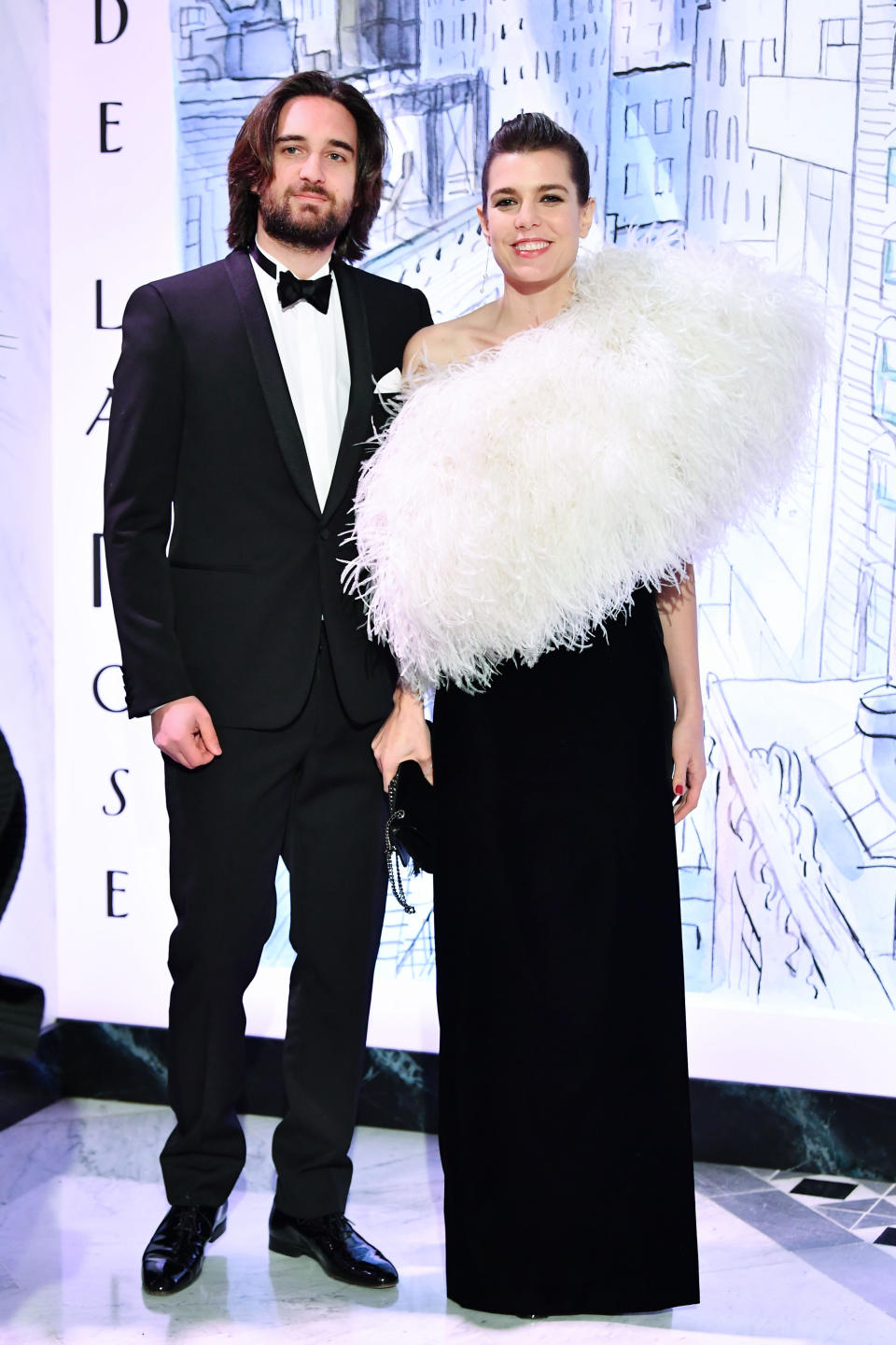 Otra cita ineludible para la realeza monegasca es el Baile de la Rosa. En 2018 nuestra protagonista acudió al evento con un vestido negro con plumas de Saint Laurent. (Foto: Pascal Le Segretain / Getty Images)