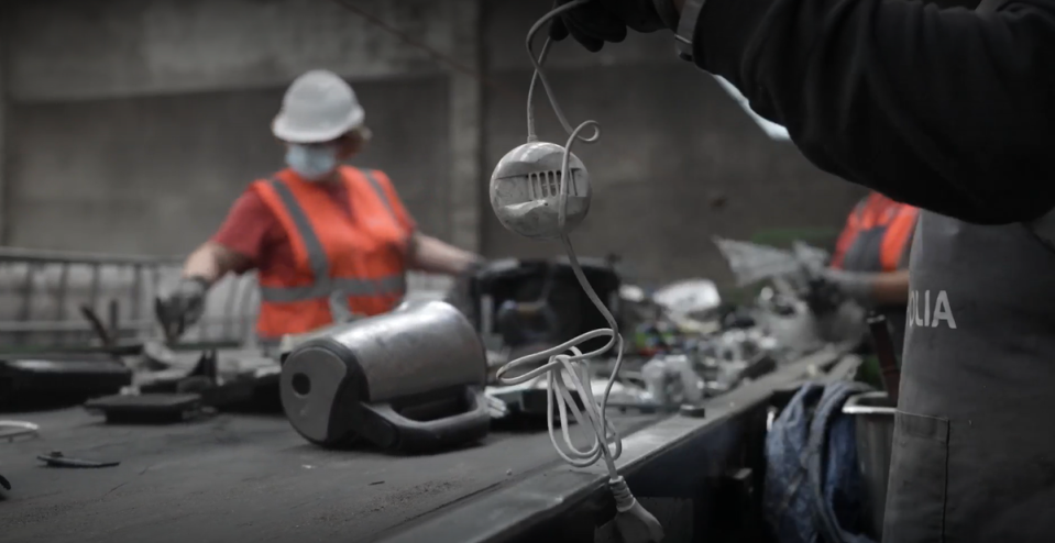 Small e-waste sorting in Portugal at Veolia center (WEEE Forum & Electrao)