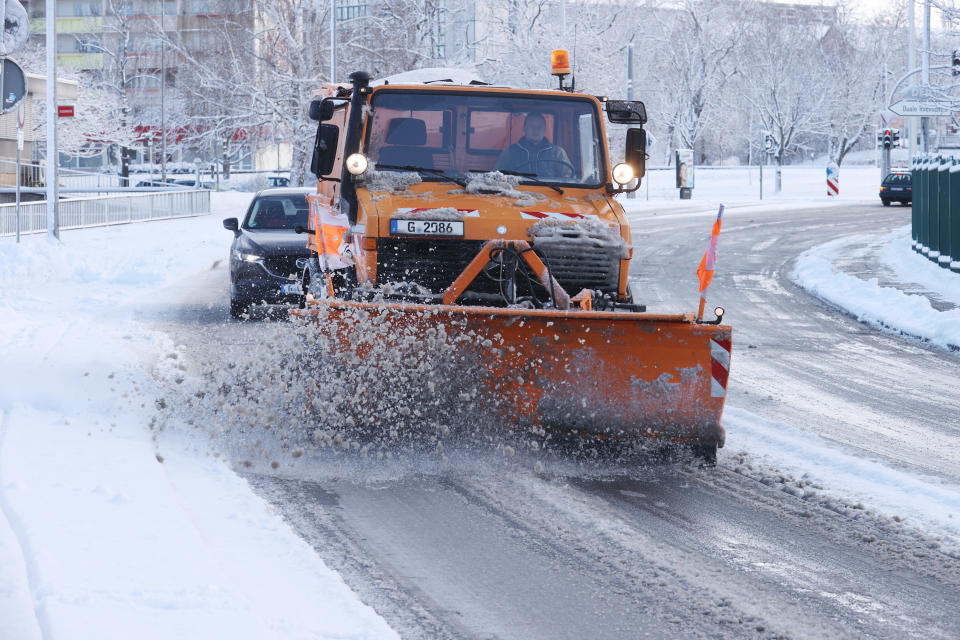 Im Thüringischen Gera musste der Winterdienst wieder andrücken (Bild: Bodo Schackow/dpa)