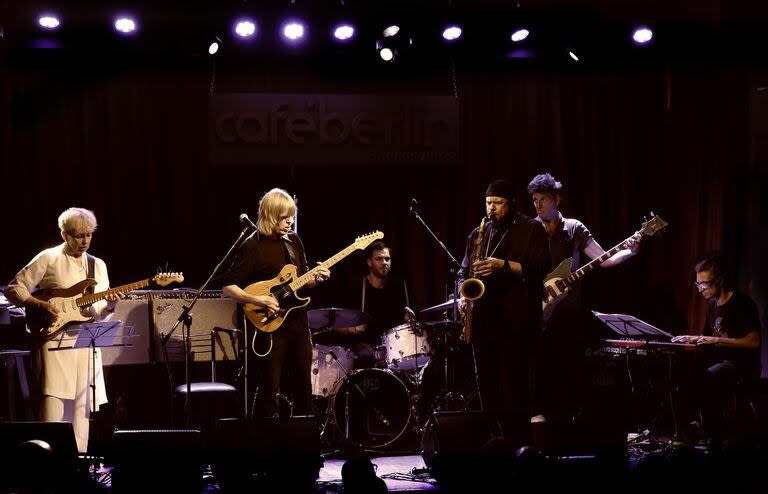 Mike Stern y sus colaboradores: Leni (su esposa, de blanco), Juan Chiavassa (batería) ,Javier Malosetti (bajo), Leo Genovese (teclados) y Bob Franceschini (saxo)