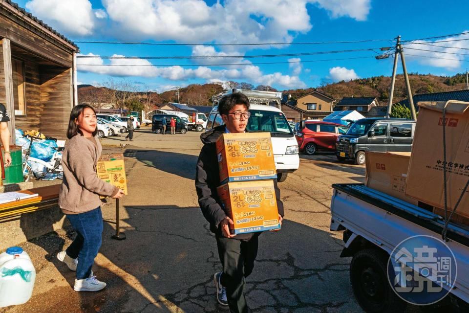 輪島市門前町的避難所因物資難以送達，只能靠民間及個人運送 。