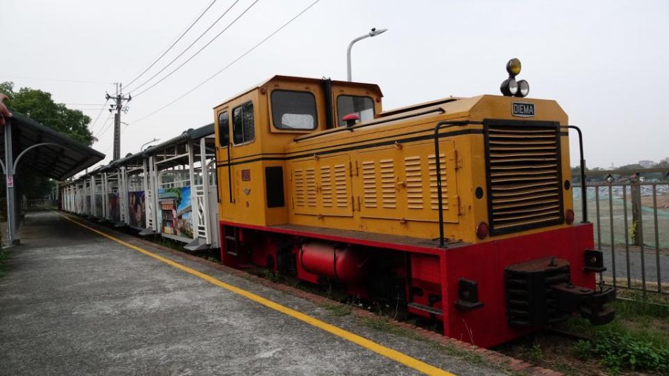 台糖「貓站長」彩繪小火車歲末感恩之旅二十六日展開。（記者陸瓊娟攝）