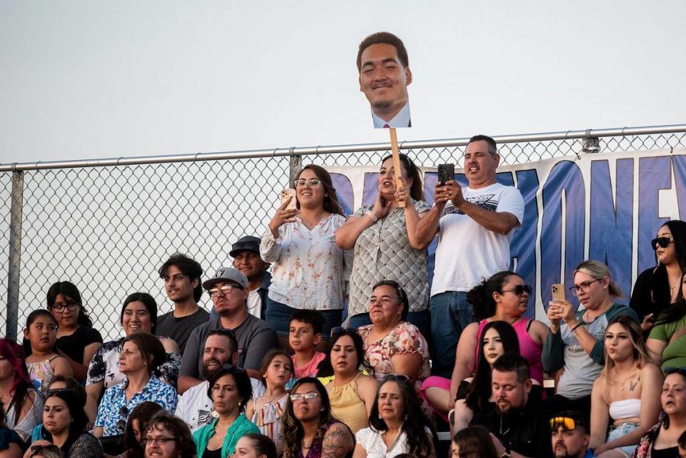 Miembros del público animan a los graduados mientras entran en el estadio de football durante la ceremonia de graduación de la generación  2024 de Atwater High School en Atwater, California, el jueves 6 de junio de 2024.