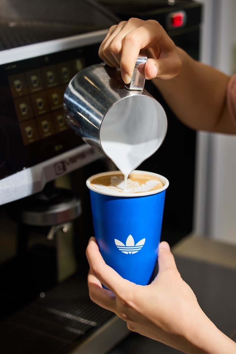 adidas Originals X CAFE!N 聯名adicolor玩色咖啡杯大杯。（圖／品牌業者提供）
