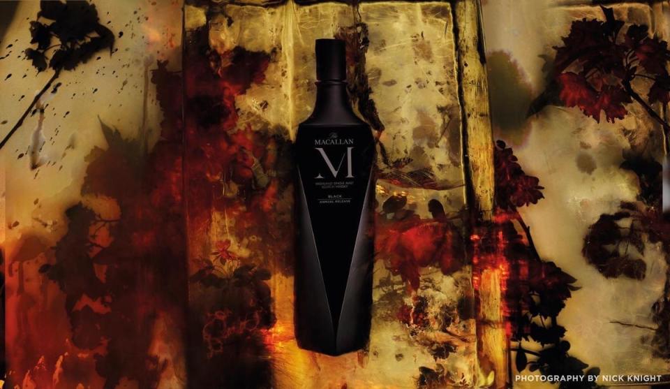 裝入黑色水晶瓶中的「The Macallan M Black 2022 Release」，從豪爽的泥煤氣味到酒體都獨具一格。（218,700元／瓶）（麥卡倫提供）