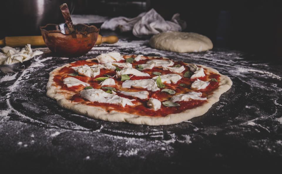 Der perfekte Pizzateig ist eine Wissenschaft für sich: Mit den richtigen Zutaten und dem passenden Equipment gelingt auch dir eine echt italienische Pizza. (Bild: Getty Images)