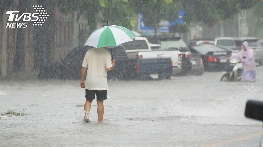 明日降雨最為明顯，全台都有雨。（圖／TVBS資料畫面）