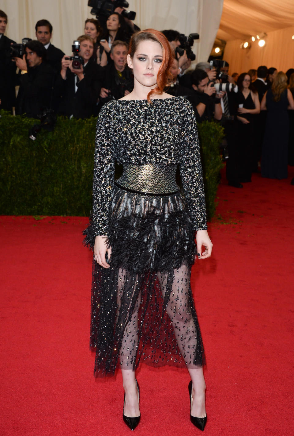 Lors du Met Ball 2014, Kirsten Stewart est apparue dans une robe impressionnante imaginée par Karl Lagerfeld. La tenue joue avec les matières entre les plumes et la tulle transparente. 