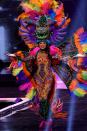 <p>La mexicana sin duda, fue<a href="https://peopleenespanol.com/ponte-bella/miss-universo-2021-trajes-tipicos-latinoamericanos/" rel="nofollow noopener" target="_blank" data-ylk="slk:una de las concursantes latinas que más destacó en este defile de fantasía;elm:context_link;itc:0;sec:content-canvas" class="link "> una de las concursantes latinas que más destacó en este defile de fantasía</a> con un traje que homenajeaba a la artesanía de los alebrijes, los animales reales y fantásticos representados en vivos e intensos tonos, que sirvieron de inspiración para este original diseño de <strong>Avelino Roque Osorio</strong>, con pedrería brillante, plumas y transparencias.</p> 