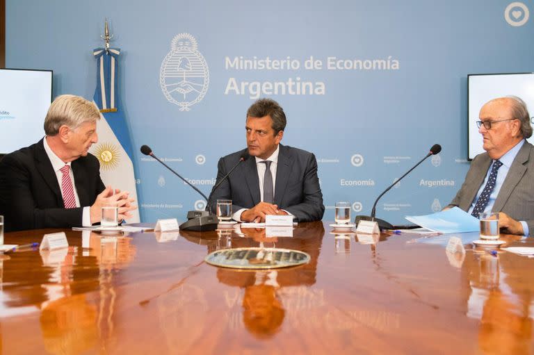 (De izq. a der.) El gobernador de La Pampa, Sergio Ziliotto; el ministro de Economía, Sergio Massa, y el secretario de Industria y Desarrollo Productivo, José Ignacio de Mendiguren, durante el anuncio