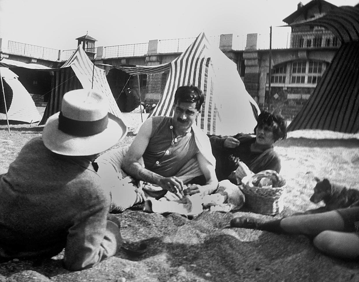 Coco Chanel (right), on the beach in Saint Jean de Luz in 1917, made sunkissed skin fashionable. (Photo: Apic/Getty Images)