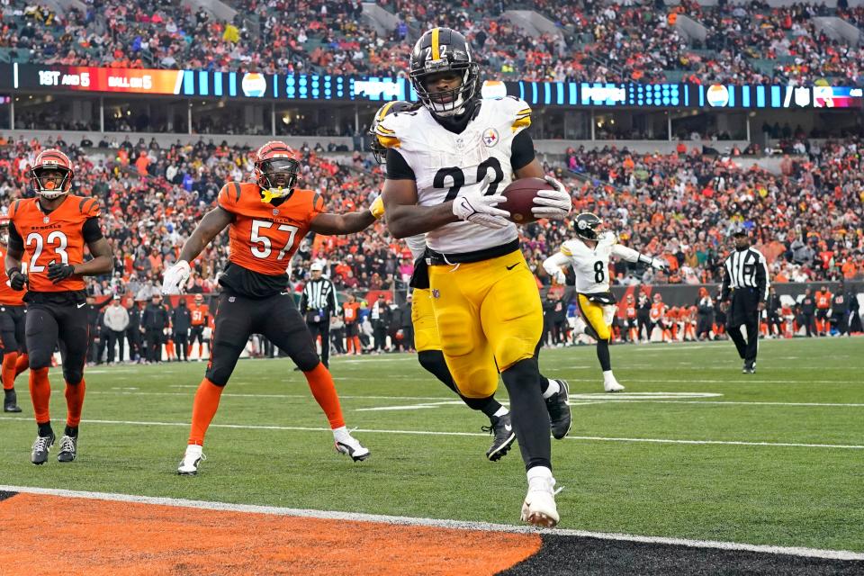 Pittsburgh Steelers running back Najee Harris (22) scores during the second half of an NFL football game against the Cincinnati Bengals in Cincinnati, Sunday, Nov. 26, 2023. (AP Photo/Carolyn Kaster)