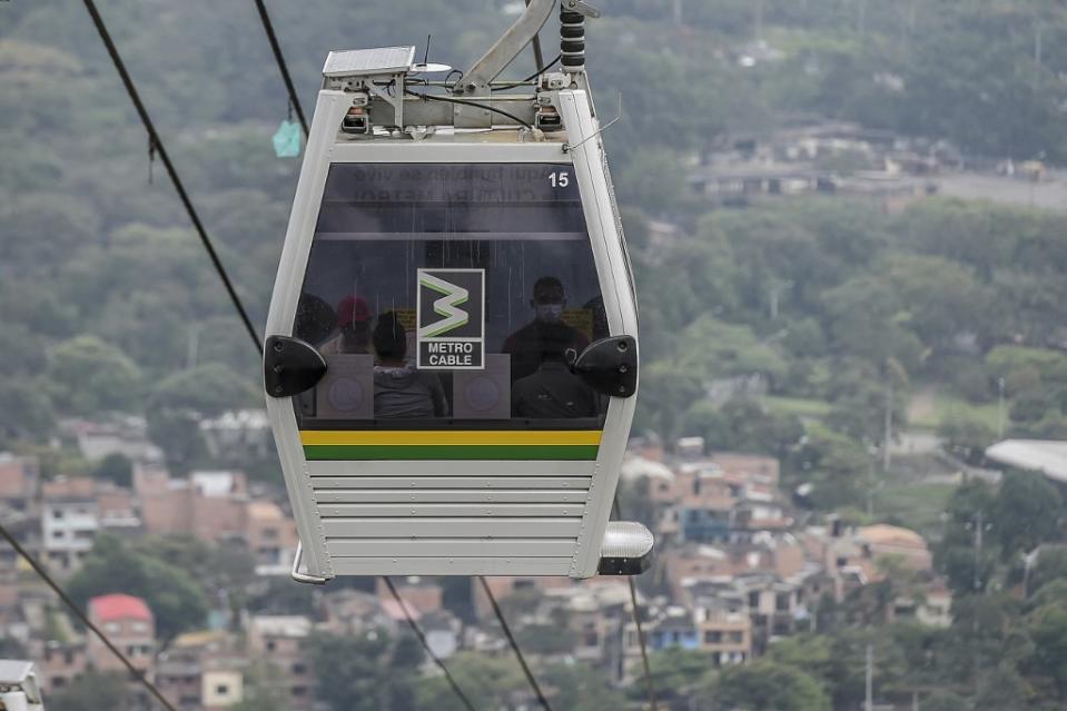 <span>Personas viajan en el Metrocable en Medellín, Colombia, el 17 de junio de 2020</span><div><span>JOAQUIN SARMIENTO</span><span>AFP</span></div>