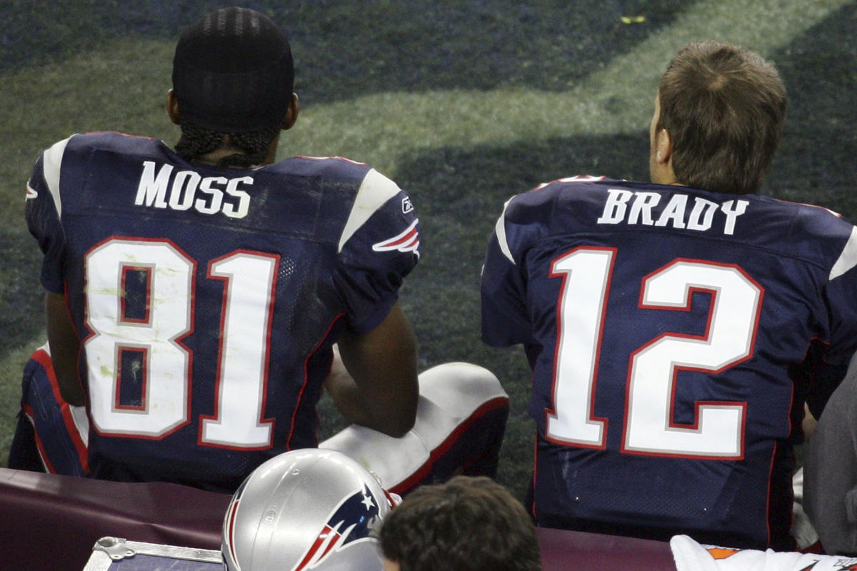 For old time's sake, Tom Brady hit Randy Moss with one more pass - The  Boston Globe