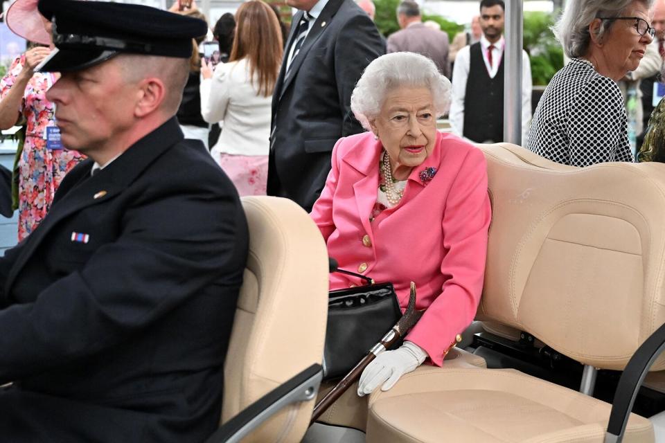 Britain's Queen Elizabeth II takes a tour of the 2022 RHS Chelsea Flower Show in London on May 23, 2022. - The Chelsea flower show is held annually in the grounds of the Royal Hospital Chelsea.