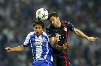 Bayern Munich's Xabi Alonso (R) and Porto's Oliver Torres fight for the ball during their Champions League quarterfinal first leg soccer match at Dragao stadium in Porto April 15, 2015. REUTERS/Miguel Vidal