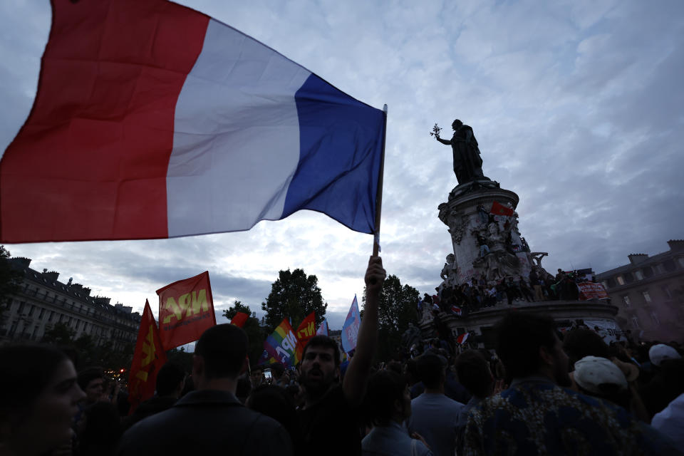 Personas se congregan en la plaza de la República para festejar los resultados preliminares de la segunda vuelta de las elecciones legislativas, en París, Francia, el domingo 7 de julio de 2024. (AP Foto/Aurelien Morissard)