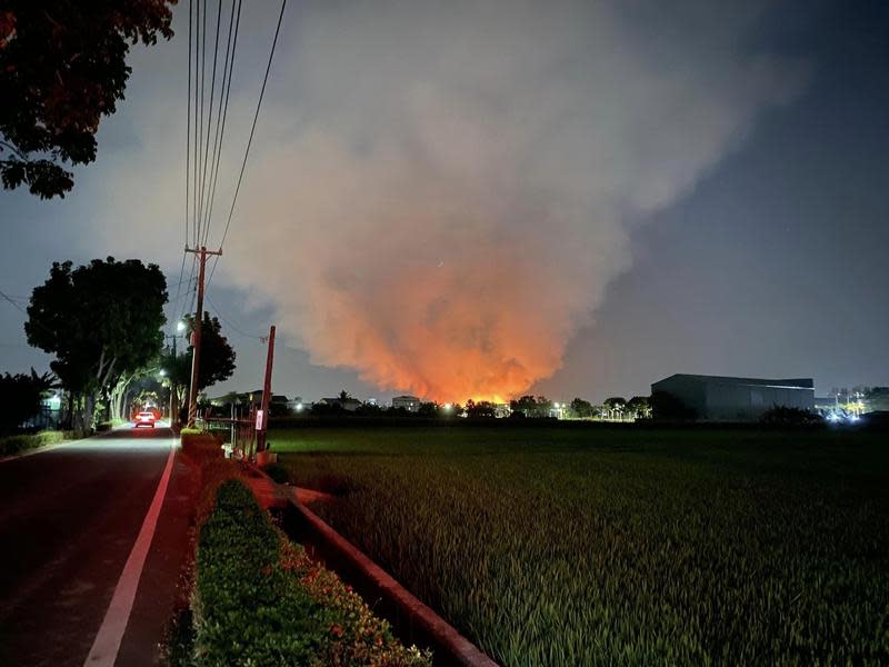 高雄大樹區鄰近中華路、瓦厝街一處空地草皮，不明原因起火。（翻攝自爆料公社）