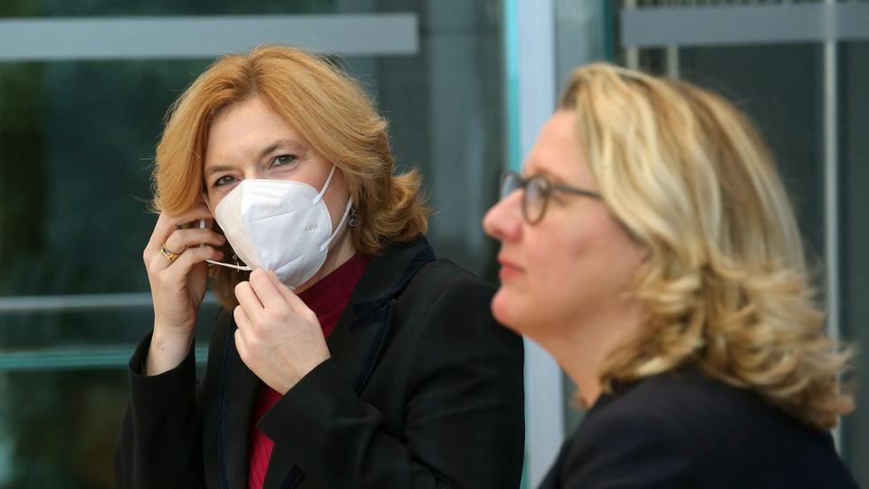 Die Ministerinnen Julia Klöckner (l) und Svenja Schulze stellen die Beschlüsse der Bundesregierung zum Insektenschutz vor.