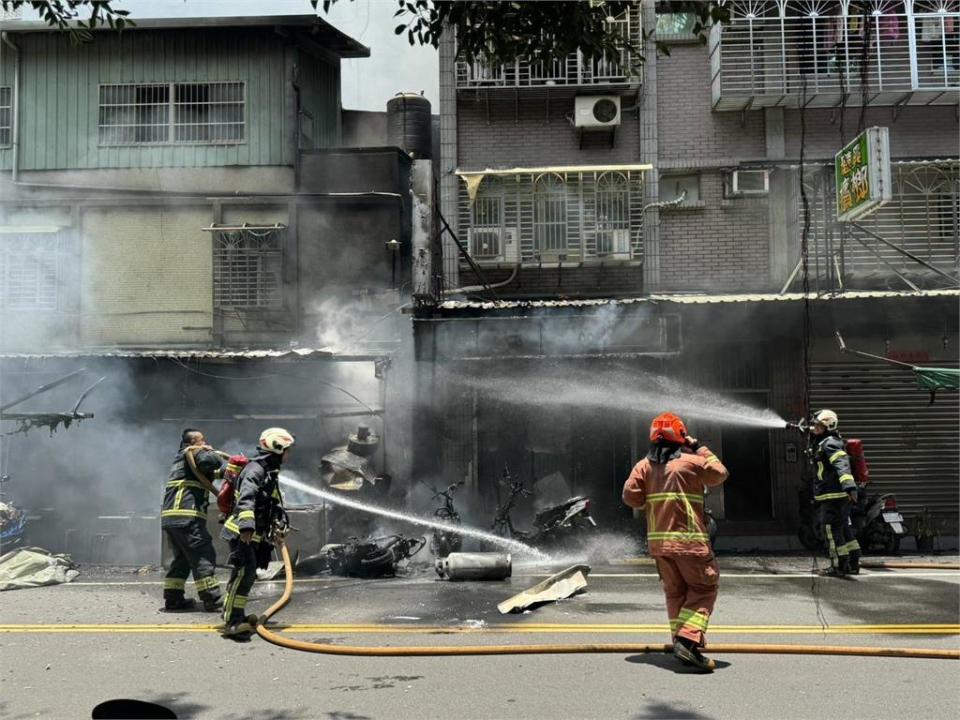 快新聞／三重麵店火警！　疑機車勾到瓦斯桶釀禍2人送醫