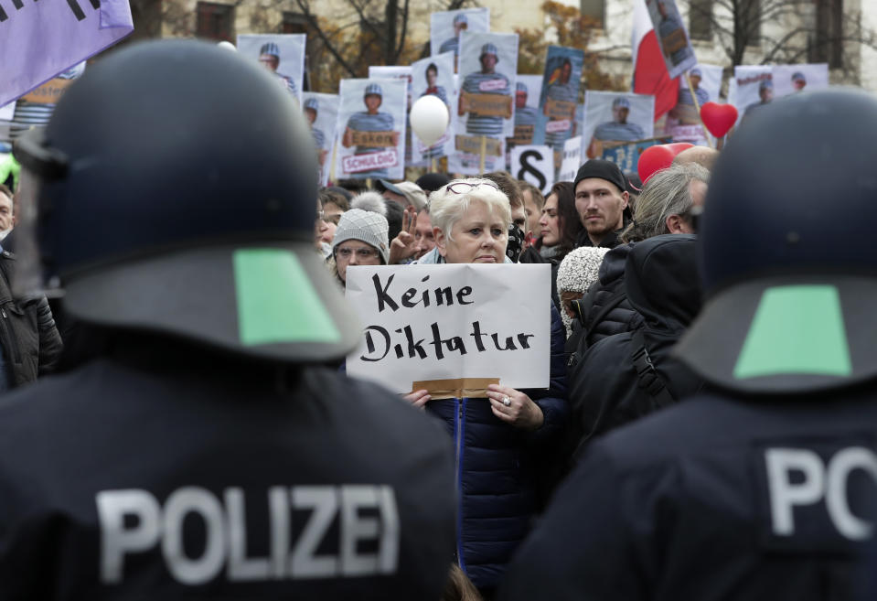 Migliaia di persone si sono riunite per dire no alle misure di contenimento dovute alla pandemia: da una manifestazione inizialmente pacifica, si è arrivati agli scontri con gli agenti. (Ap Photo)