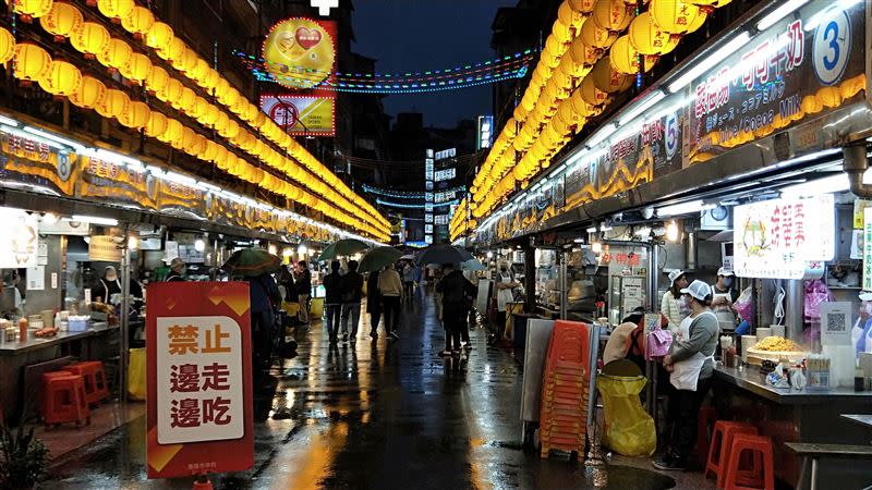  基隆疫情擴大，基隆廟口罕見「老闆比遊客多」。（圖／基隆讀者提供）