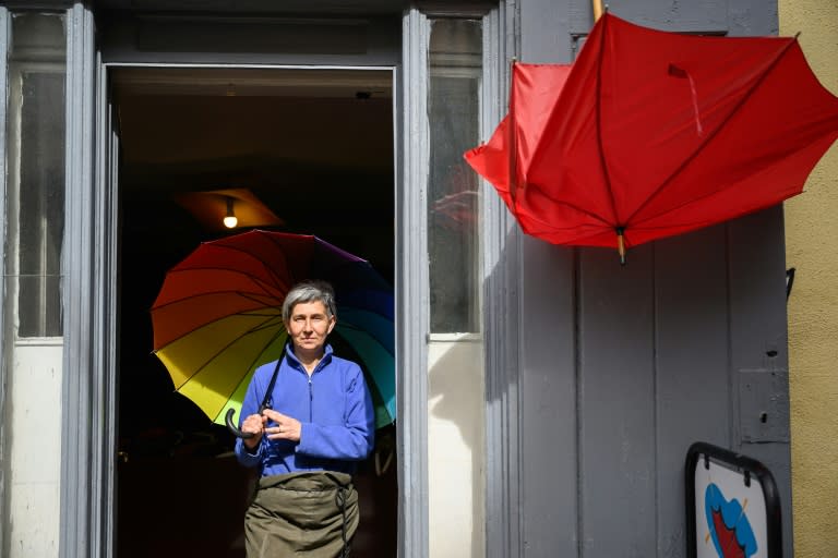 Marija Lah, l'une des dernières réparatrices de parapluies en Europe, devant son atelier à Ljubljana, en Slovénie, le 26 mars 2024 (Jure Makovec)