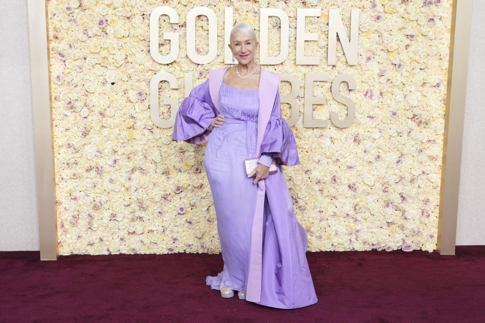 Helen Mirren llega a la 81a entrega de los Globos de Oro el domingo 7 de enero de 2024, en el Hotel Beverly Hilton en Beverly Hills, California. (Foto Jordan Strauss/Invision/AP)