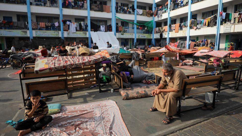 Miles de desplazados del norte han sido hacinados en escuelas como ésta en Deir al-Balah