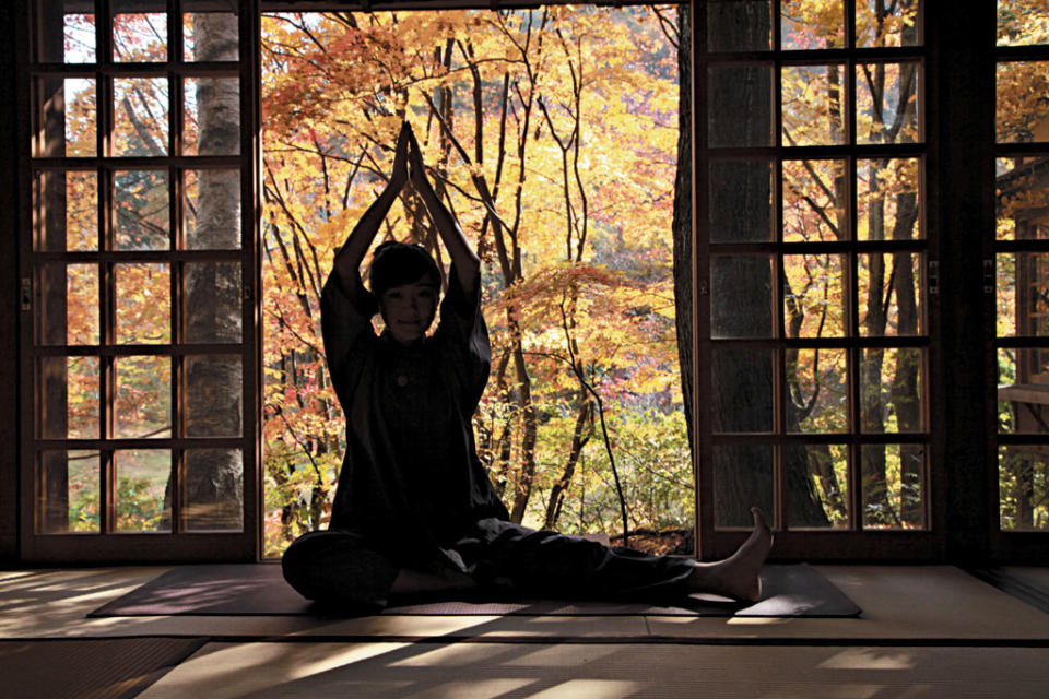譬如朝露，秋意盎然的茶室，早上會變作瑜伽教室，在傳統和式老房子中看著黃色葉林打坐，寫意閑適。