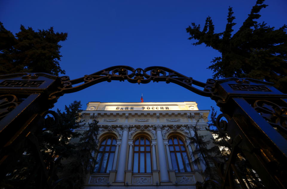 Une vue extérieure montre le siège de la Banque centrale de Russie à Moscou, en Russie, le 29 mars 2021. Un panneau indique : 