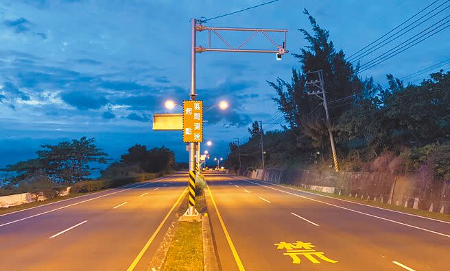 台26線尖山段因道路筆直、車禍頻傳，因此設置區間測速防制，一舉躍升縣內取締王。（林和生攝）