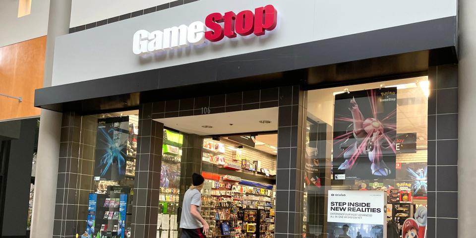 Un jeune homme entre dans un magasin de jeux vidéo GameStop.