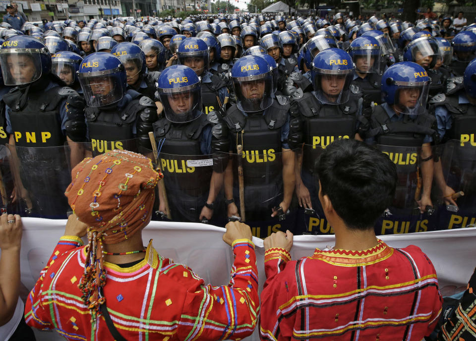 <p>Riot police block protesters as they try to move towards the U.S. Embassy to protest this weekend’s visit of President Donald Trump on Saturday, Nov. 11, 2017, in Manila, Philippines. (Photo: Aaron Favila/AP) </p>