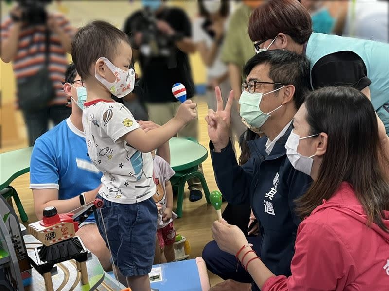 高雄提前發放育兒津貼、托育補助。（圖／取自高雄市府官網）