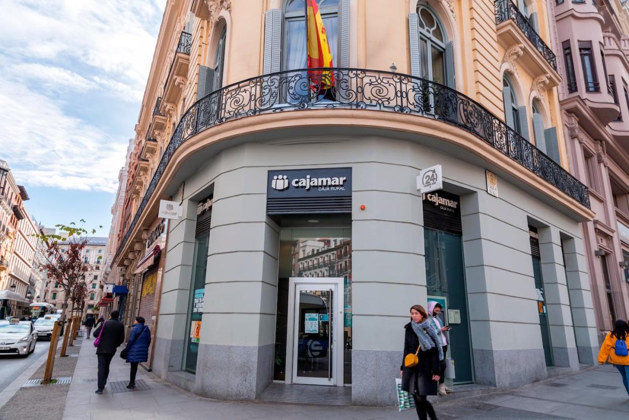 El Grupo Cooperativo Cajamar es una sociedad cooperativa de crédito española. <a href="https://www.shutterstock.com/es/image-photo/madrid-spain-february-19-2022-branch-2222860243" rel="nofollow noopener" target="_blank" data-ylk="slk:ColorMaker / Shutterstock;elm:context_link;itc:0;sec:content-canvas" class="link ">ColorMaker / Shutterstock</a>