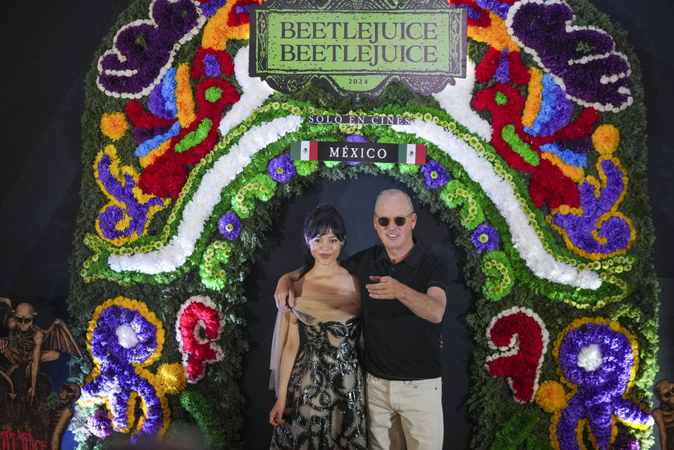 Los actores Jenna Ortega y Michael Keaton posan durante un evento promocional de la película Beetlejuice Beetlejuice en la Ciudad de México, el martes 13 de agosto de 2024. (Foto AP/Fernando Llano)