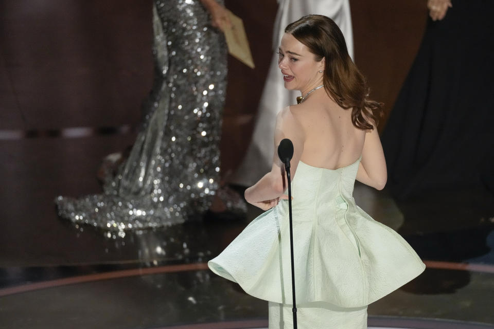 Emma Stone recibe el premio a mejor actriz por "Poor Things" en los Oscar el domingo 10 de marzo de 2024, en el Teatro Dolby Theatre en Los Ángeles. (Foto AP/Chris Pizzello)