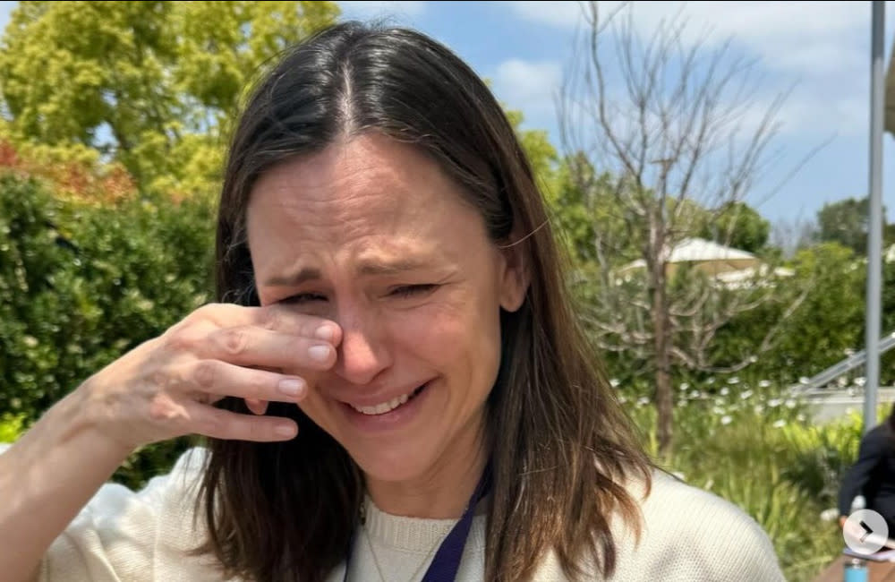 Jennifer Garner has posted a series of images showing her weeping at her daughter’s graduation credit:Bang Showbiz