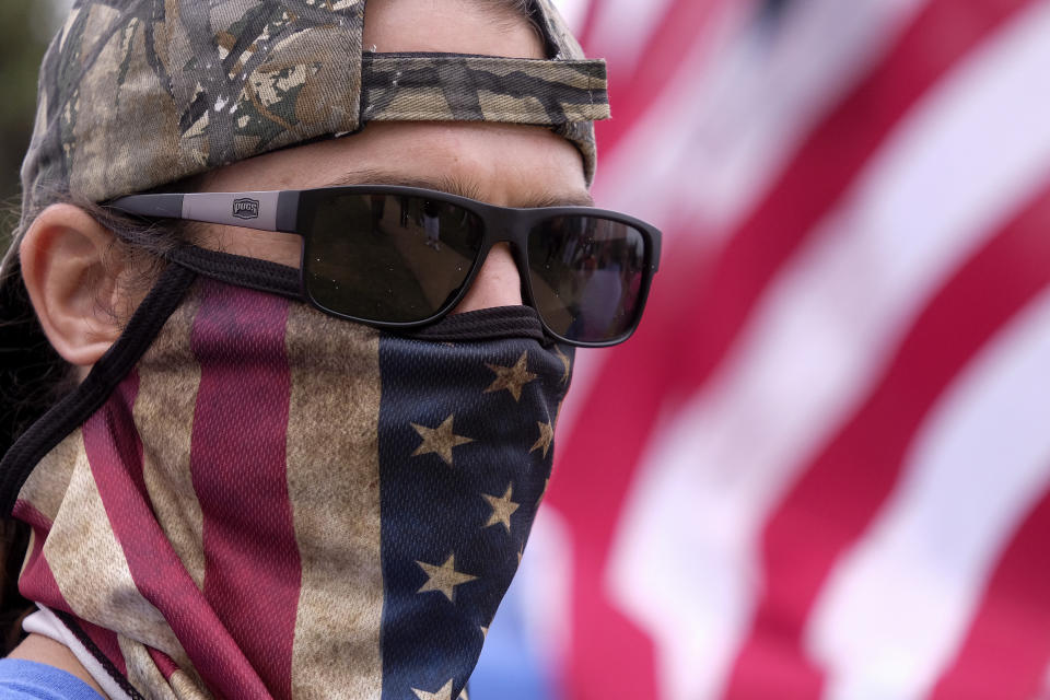 An anti-vaccination protester wearing a face mask takes part in a rally against Covid-19 vaccine mandates, in Santa Monica, California, on August 29, 2021. (Photo by RINGO CHIU / AFP)