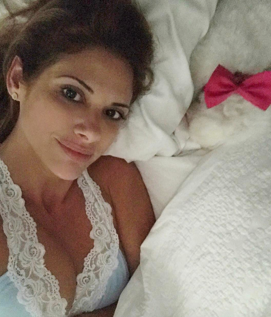 <p>Conocida por ser la sexóloga más espontánea y simpática de América, Alessandra Rampolla (42) siempre se destacó por su belleza y sensualidad, algo que nuevamente dejó al descubierto con una foto en la cama, sin maquillaje, y luciendo un camisón muy escotado. </p>