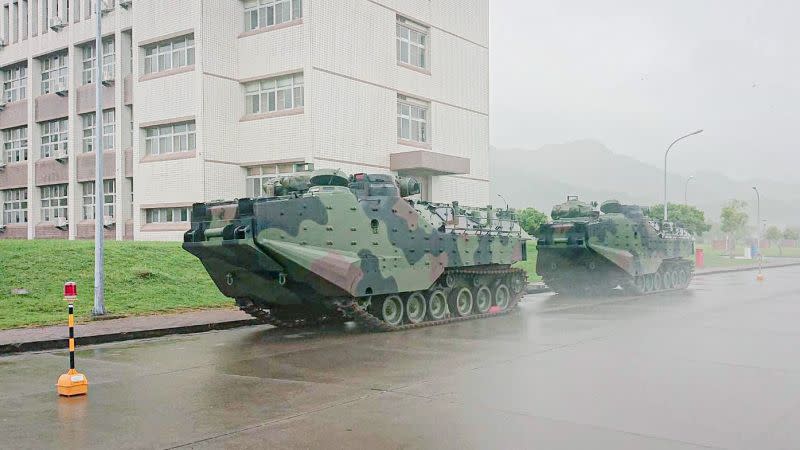 ▲第6號米克拉颱風生成，陸戰隊AAV7兩棲突擊車待命防災。(圖／海軍司令部提供)