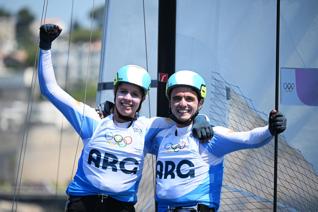 Mateo Majdalani y Eugenia Bosco del equipo de Argentina celebran la obtención de la medalla de plata después de competir en la regata de vela multicasco mixto Nacra 17 Medal Race en el día trece de los Juegos Olímpicos de París 2024 en Marseille Marina el 08 de agosto de 2024 en Marsella, Francia. (Foto de Clive Mason/Getty Images)